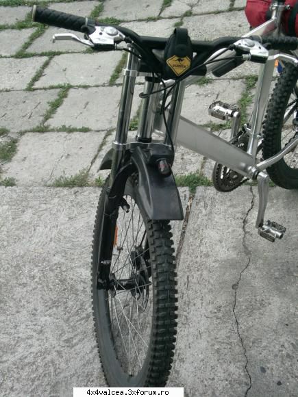 suspensie pe fata si cadru de aluminiu :uimit: cu roate de offroad mi-am luat jucarie de bike
