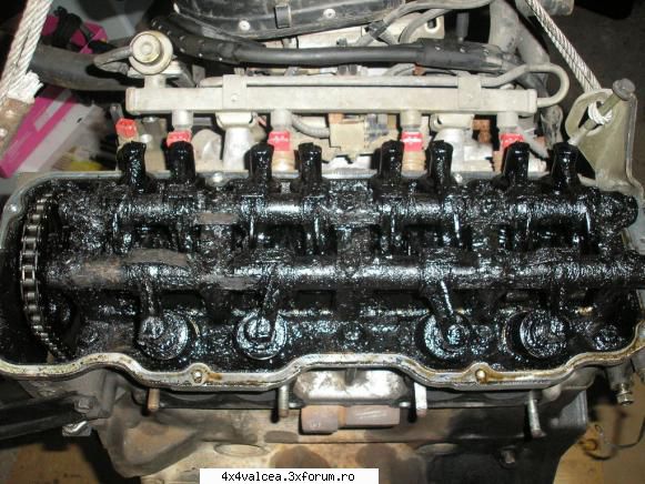 pun o poza cu mazga din motor :uimit: aproape ca se vad axele si restul ford maverick motor