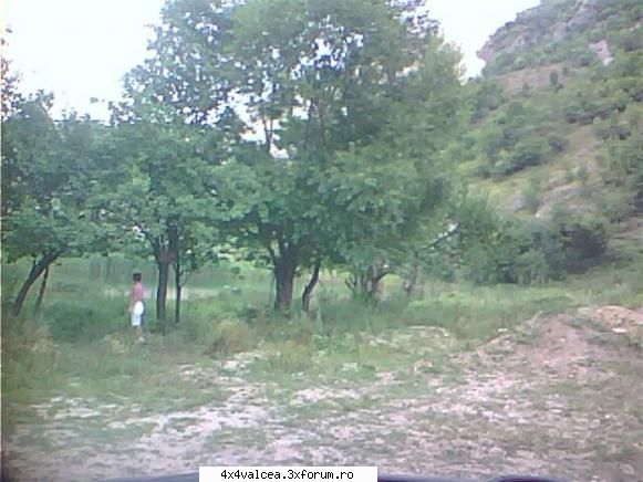 i-mi suna tele fonul si  zice aca ajuns la manastirea bistrita si nu ma gaseste .asa ca parasim