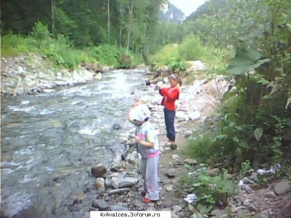 IESIRE LA GRATAR nr. 1 - GRADINITA se distreaza dand cu pietre in rau - IESIRI IN NATURA