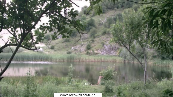in apropiere este un lac, probabil cu pesti, judecand dupa pescrii care i-am vazut. iesire la gratar