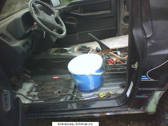 suzy este putin asa c a pe post de scaun am una cutie de lavabil :zzz: suzuky vitara offroad