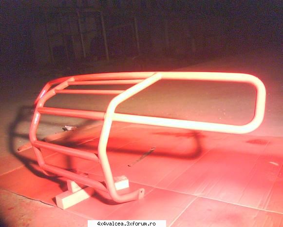 urmeaza bara si bullbarul care se face rosu cu spatele alb sa de cu rotile suzuky vitara offroad