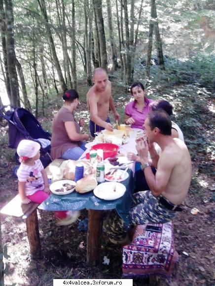 ...pe urma s-a ghiftuit in cinstea faptului ca a devenit moderator pe forum. :dinti: de la iezer in